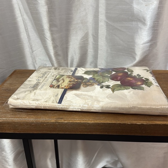 Kemp & Beatley Shiraz 60 x 84 Oblong Fabric Tablecloth - Picture 3 of 8